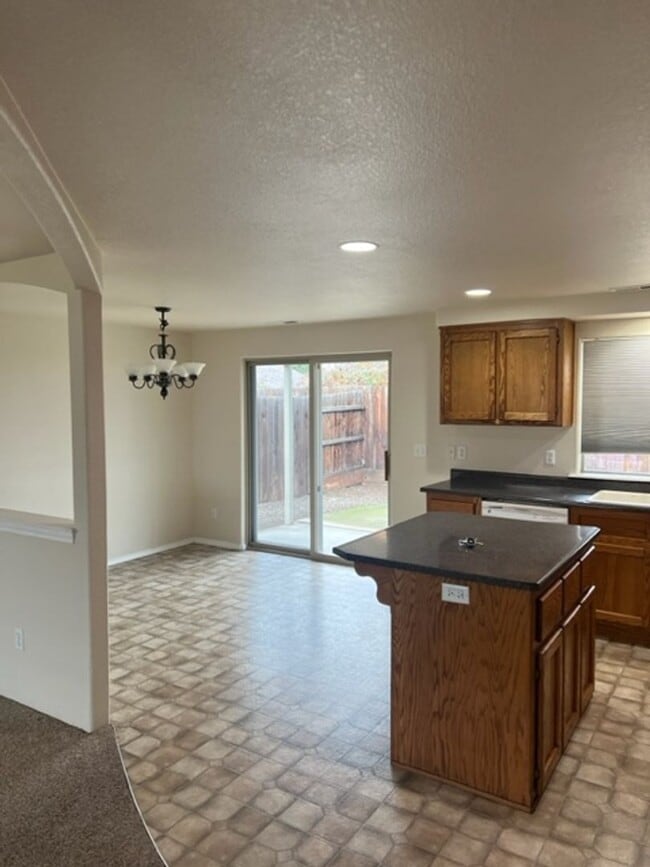Building Photo - SPACIOUS 3 BEDROOM/ 2 BATH HOME WITH RV/BO...