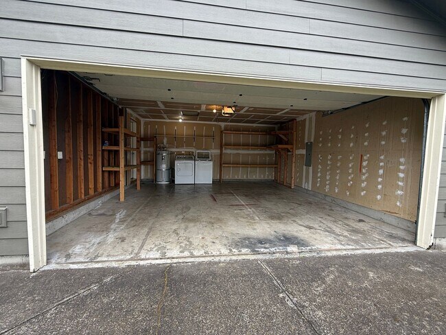 Building Photo - Woodland Ranch 3Bd/2Ba Home with Large Fully Fenced Yard - Easy Access to I-5