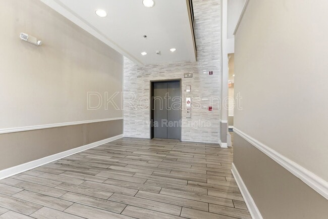 Building Photo - 220 Renaissance Pkwy NE