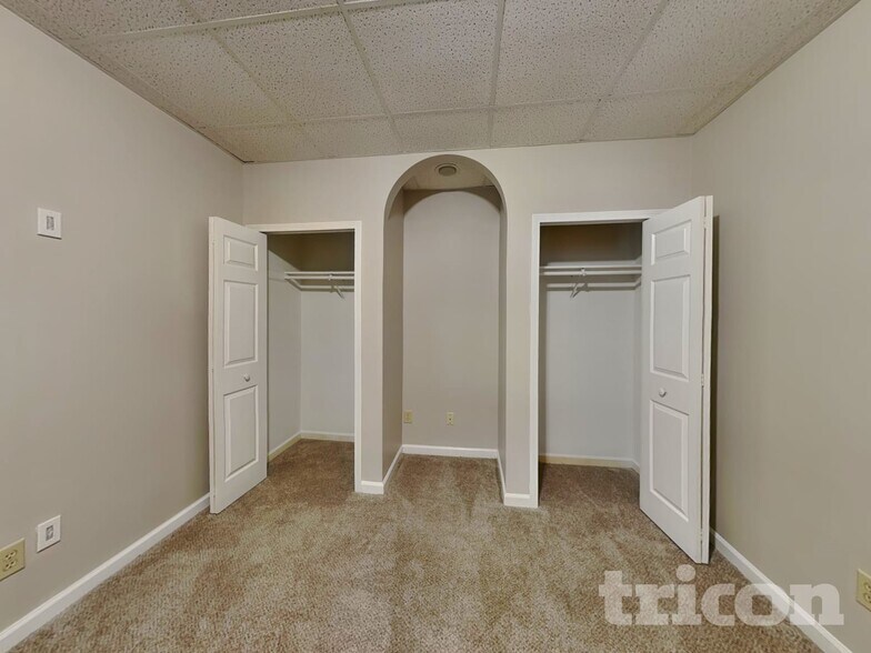 Building Photo - 190 Longwood Dr