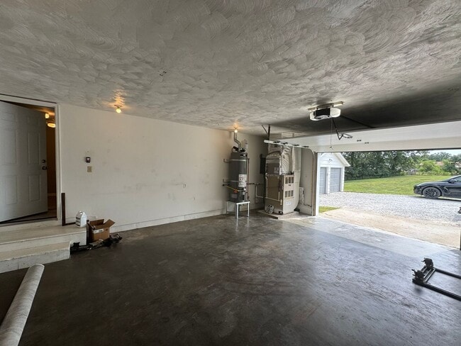 Building Photo - Charming Bungalow with space to move