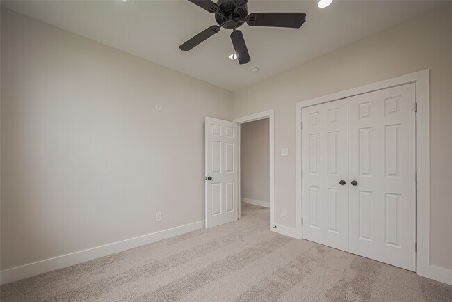 Building Photo - 918 St Clair St