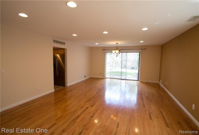 Building Photo - 27081 Farmbrook Villa Dr