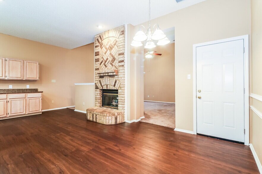 Building Photo - 713 Claire View Dr