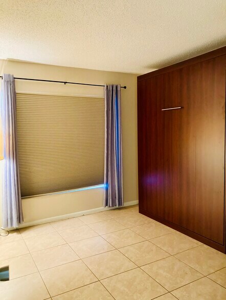 Building Photo - 4939 Floramar Ter