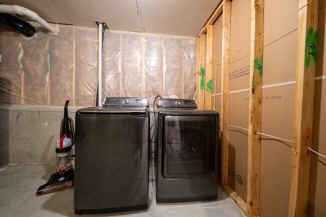 Building Photo - 15141 Emory Cir