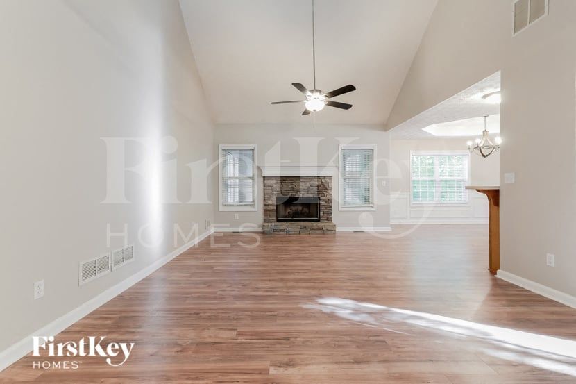 Building Photo - 940 Willow Hollow Dr