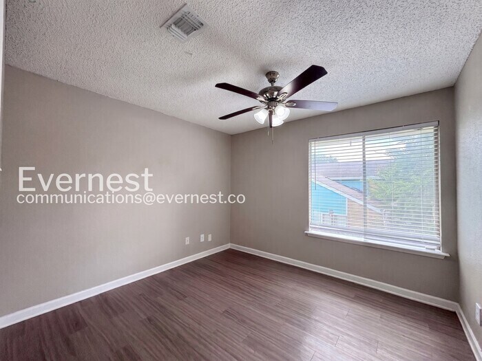 Building Photo - 2719 Meadowgrass Ln