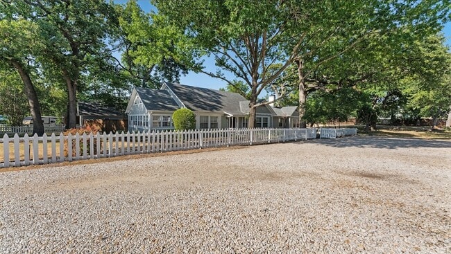 Building Photo - 1606 W Shady Grove Rd