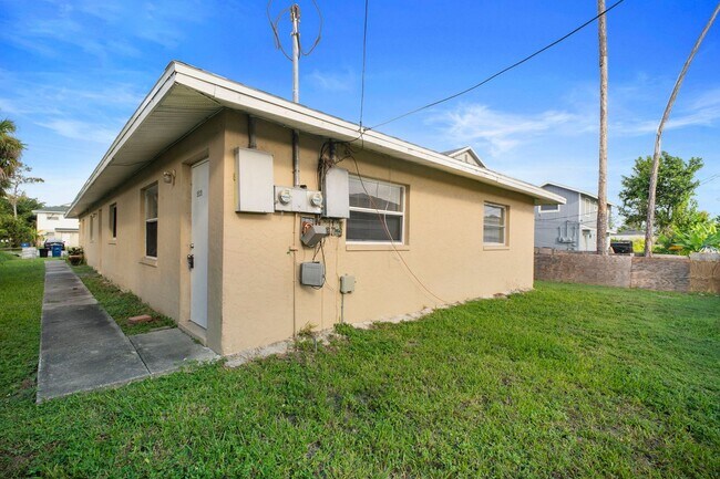 Building Photo - 5537-5539 10th Ave