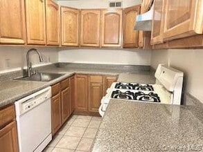 Building Photo - 285 Artist Lake Dr