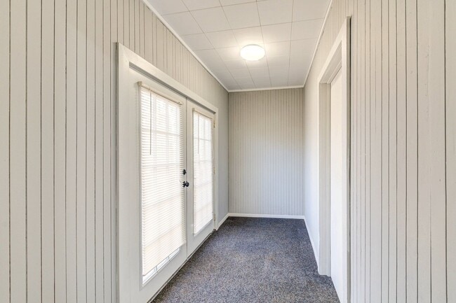 Building Photo - 3633 Shores Dr