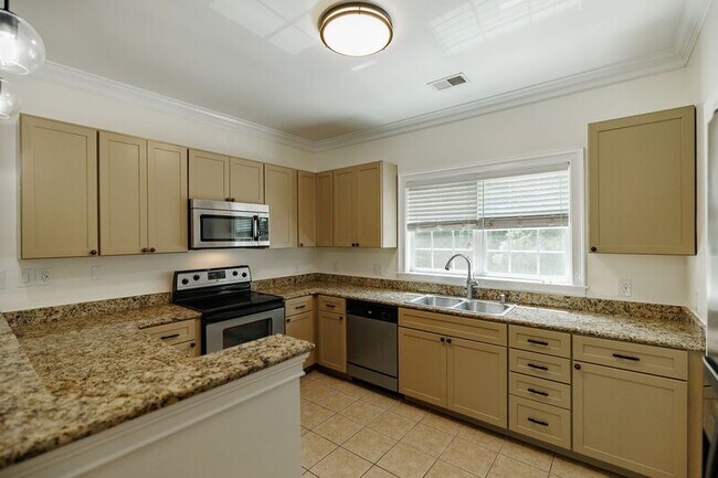 Building Photo - 350 Wood Lake Dr