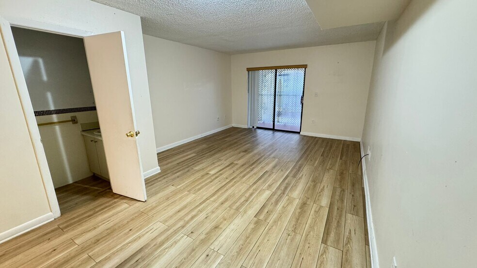 Building Photo - 2319 W 60th St