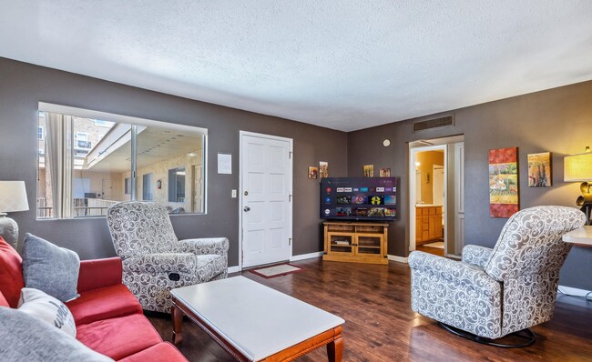 Building Photo - Furnished, Short term or long term Condo with community Pool