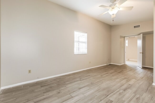 Building Photo - 927 E Shadowlawn Ave