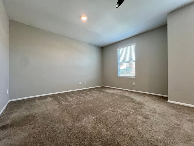Building Photo - Modern 2-Bedroom Townhome Near Allegiant S...