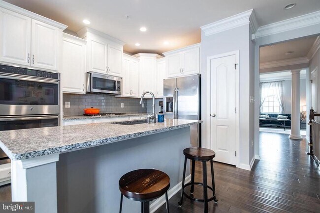 Building Photo - 22567 Naugatuck Square