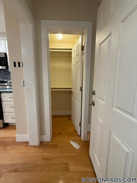 Building Photo - 2 Buckingham St