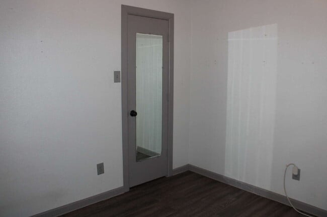 Building Photo - 915 W Lovers Ln