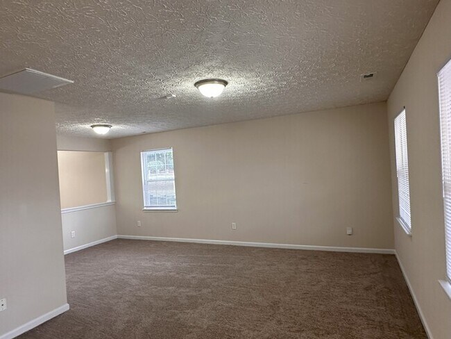 Building Photo - Great space in this 3 bedroom 2 and 1/2 bath end unit Townhome!