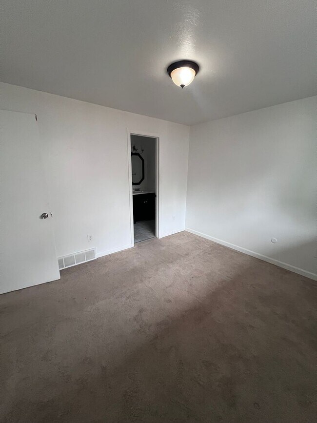 Building Photo - FANTASTIC 2 Bed 2 Bath Townhome in Lafayet...