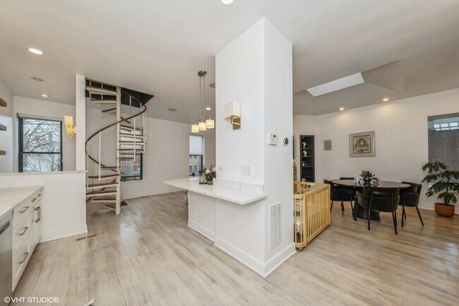 Building Photo - 1349 W Webster Ave