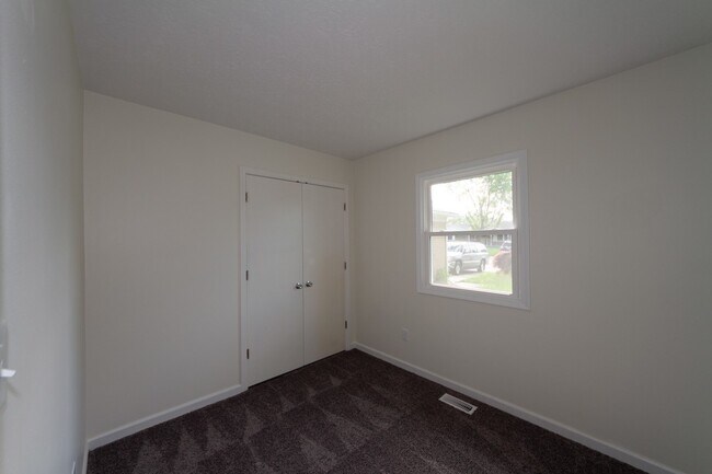 Building Photo - Updated 3 bedroom 1.5 bath home in desirab...