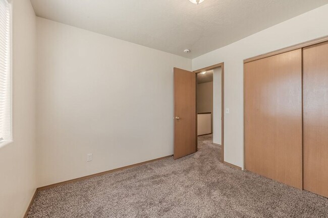 Building Photo - 3 bed 2 bath duplex with sprinkler system