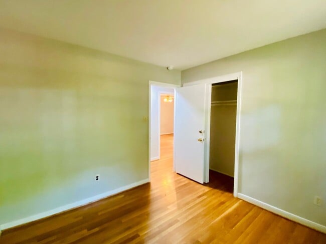 Building Photo - Beautiful and Spacious 4bdrm/2.5bth Tri-Le...