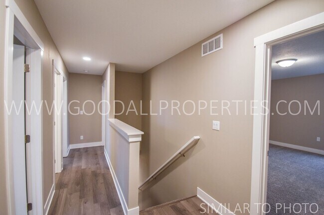 Building Photo - Wonderful 5 bedroom, 3.5 bath with a finis...