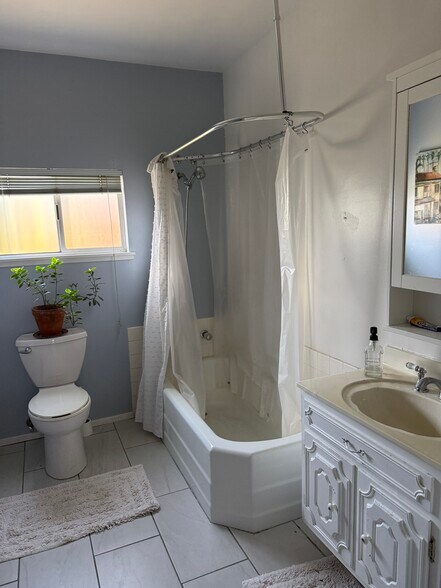 Building Photo - 4114 E 15th St