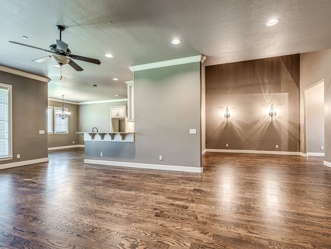 Building Photo - Luxury Edmond Townhome Overlooking Waterfa...