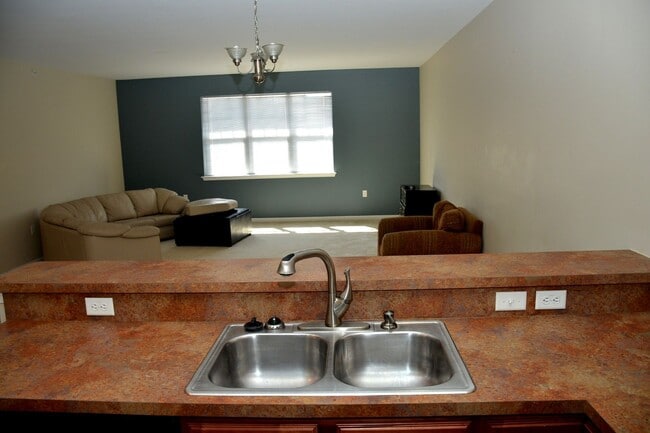 Building Photo - ENJOY CAREFREE LIVING AT IT'S BEST W/ PRIME LOCATION NEAR TOWN CENTER!!