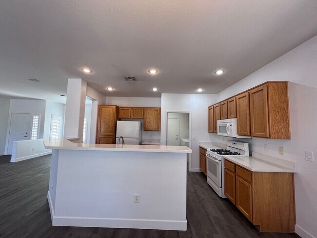 Building Photo - Freshly Upgraded 55+ Sun City Anthem