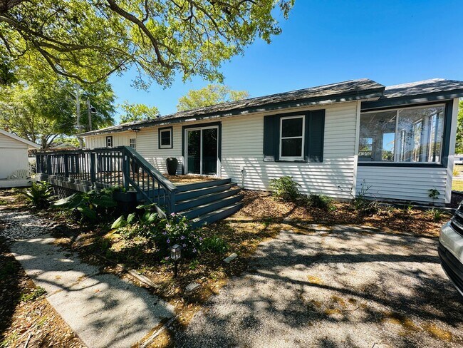 Building Photo - Charming 3 Bed, 2 Bath Oasis: Minutes from...