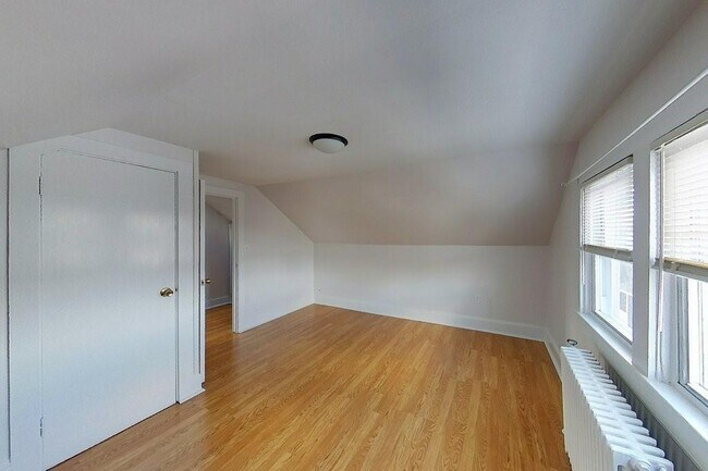 Building Photo - 19 Dixon St