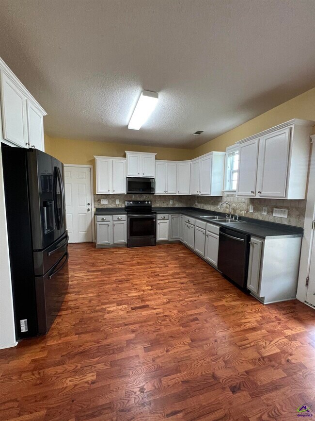Building Photo - 206 Meyers Lake Dr