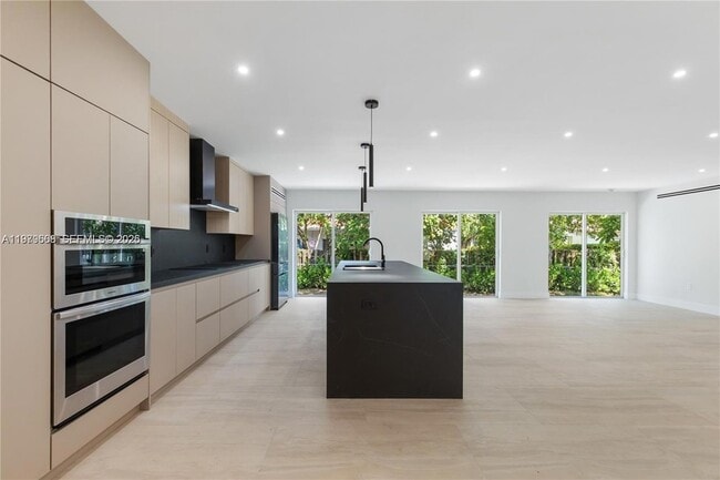 Building Photo - 2251 SW 20th St