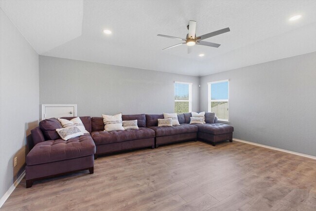 Building Photo - The Perfect Blend of Comfort and Community...