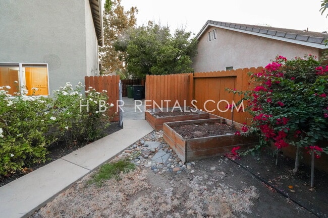 Building Photo - Bright Craftsman-Style 4 Bedroom Home in Q...