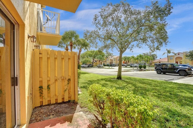 Building Photo - Townhouse with 2 Beds, 2.5 Baths, In-Unit Washer/Dryer