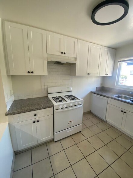 Building Photo - 5855 Carlton Way
