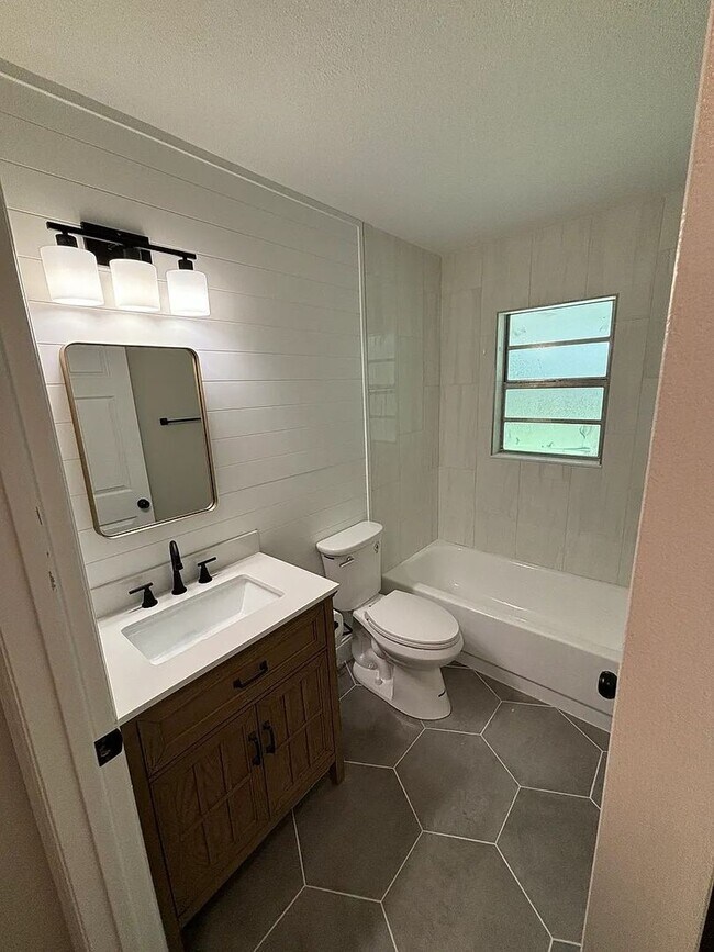 Building Photo - Charming 1-Bedroom in the Heart of Zephyrh...