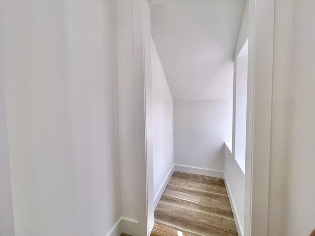 Building Photo - 375 Monmouth St