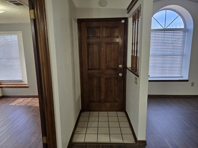 Building Photo - 2122 Meench Dr