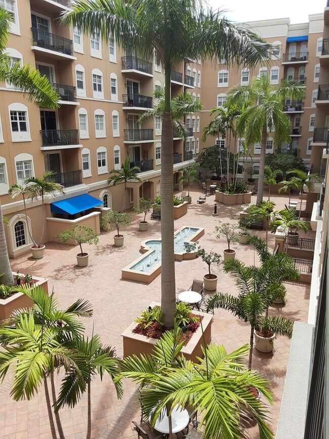Building Photo - Annual unfurnished 2/2 luxury condo downto...