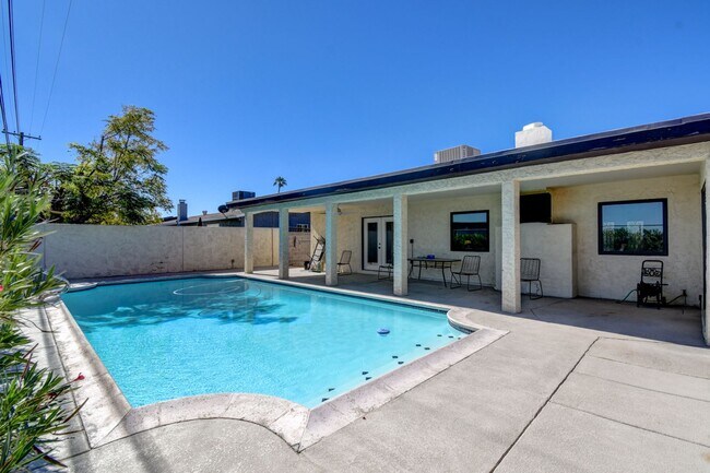 Building Photo - Paradise Palms – No neighbors behind you –...