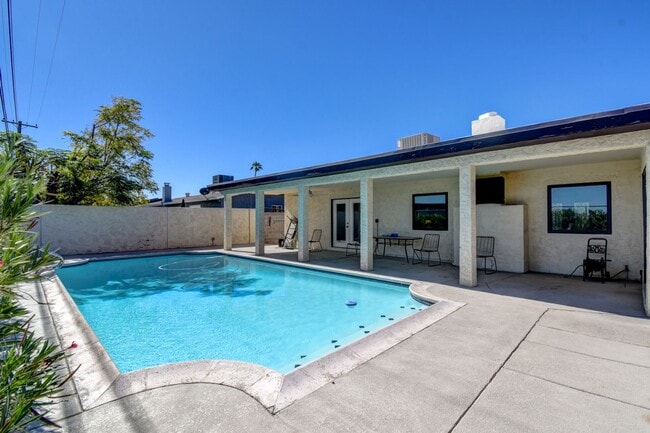 Building Photo - Paradise Palms – No neighbors behind you – Pool – Remodeled – Furnished