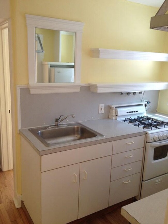 Building Photo - Garden Level One Bedroom In 4-Plex Home Cl...